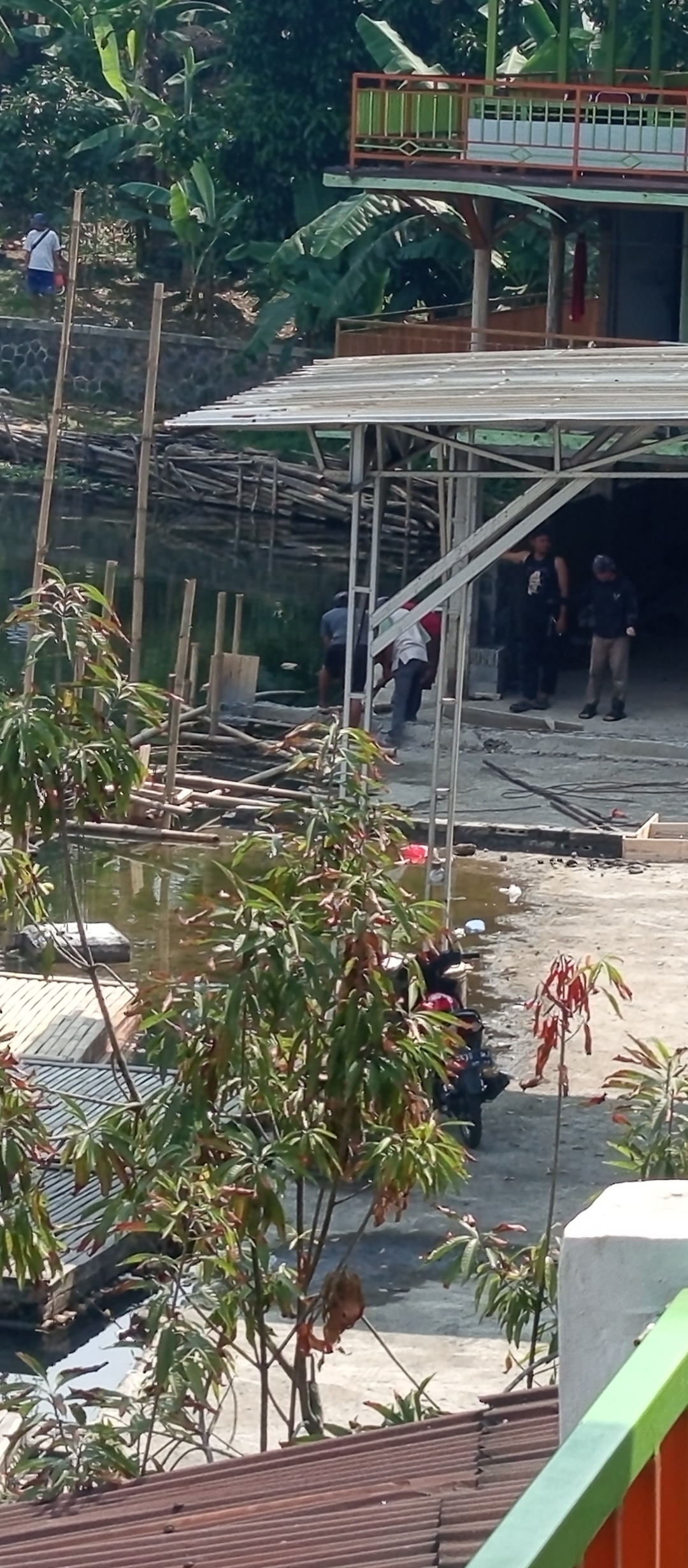 Perbaikan Area Parkir Rumah Makan Yuliana Danau Lido Jadi Sorotan, Diduga Meluas ke Badan Danau