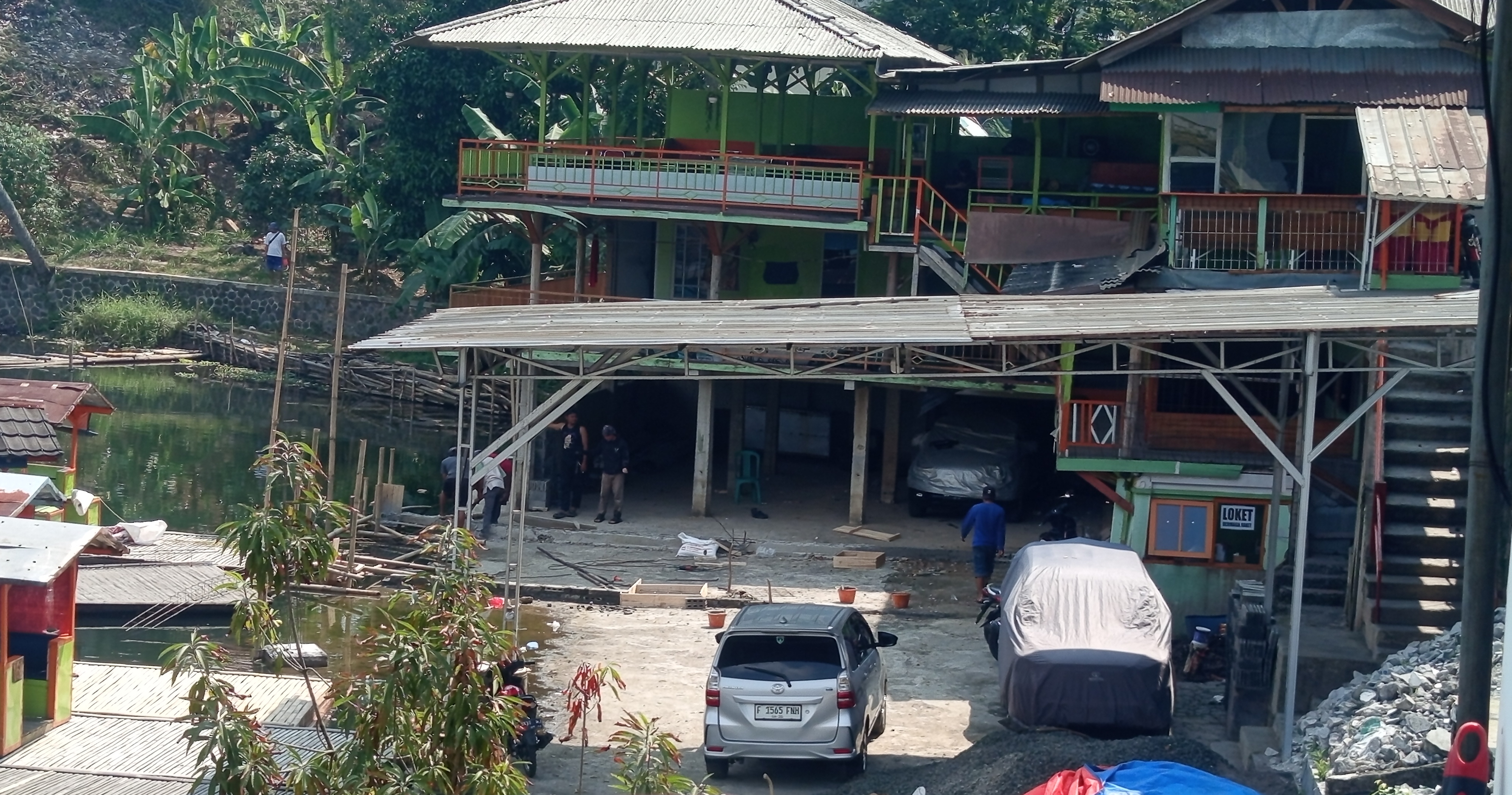 Renovasi Area Parkir Rumah Makan Yuliana Lido Dihentikan Sementara, Diduga Menjorok ke Badan Danau